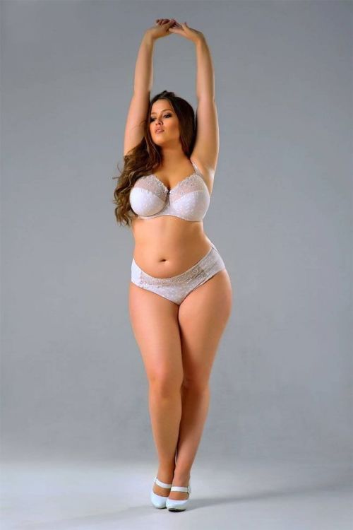 prettyplussize:  Viktoria Manas  Out of this world stunning