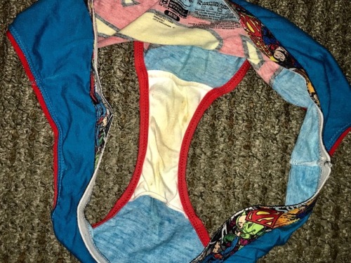 jklthong:lollyzebra:Help me reblog my wet used super girl panties!Mmmmm
