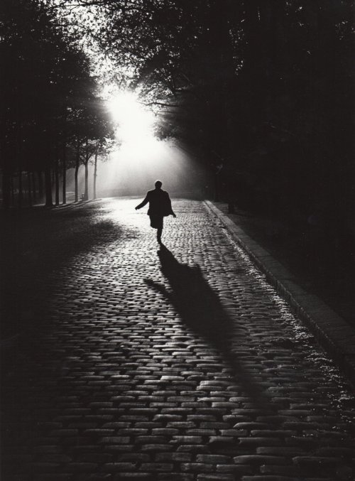 wehadfacesthen:Paris, 1954, photo by Sabine Weiss