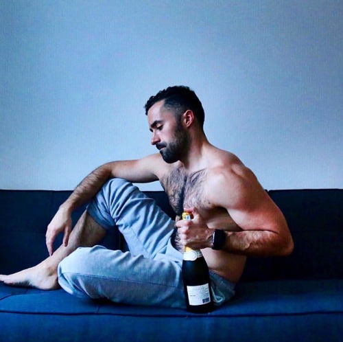 insta-hunk:  Instagram: @theqahwa