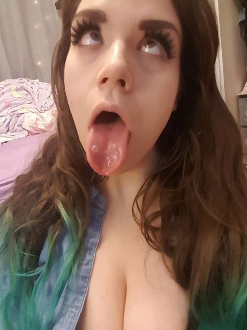 mouthwideopensluts:Tongue out