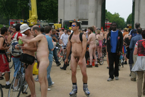 dekanuk:  dekaNuk’s archive of naked exhibitionist men