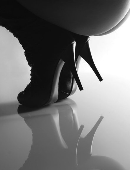 rosi69:  apprehensive-adventurer:  Can’t get enough heels   (^.^)