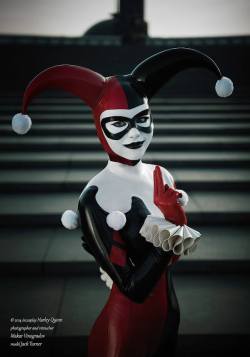 kagome-mizuno:  One of the better Harley Quinn latex cosplays i’ve seen. Model is Jack Turner, latex maker is Andromeda Latex. 