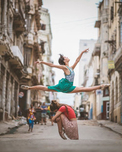 boredpanda:    Ballet Dancers Practicing