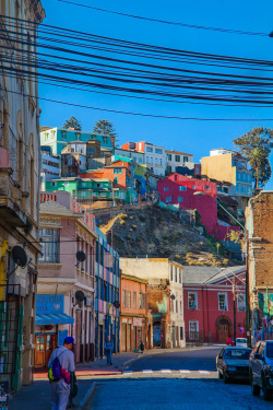 highbass:  whitetulipuniverse:   Streets of Valparaíso, Chile   biuri