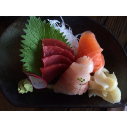 robynlawleyeats:  I could eat sashimi from Australia every single day of the year….it’s so bloody good!