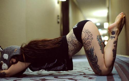 hypnoticdominant:  Sleepy girl. Just fall to the floor.  As your body falls to the