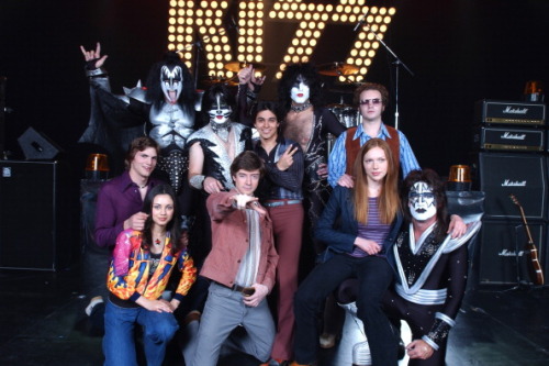 anything-for-my-baby: Kiss and cast of “That ‘70s Show” 2000. (X)