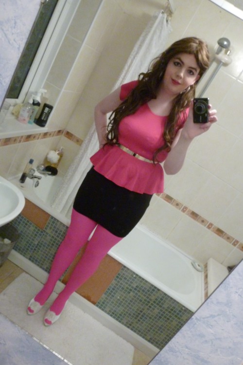 lucy-cd:  PicturesFirst outfit with pink tights, I’ve had them for a long time and I’m so happy to finally use them with an outfit. So cute! <3  Sexy!