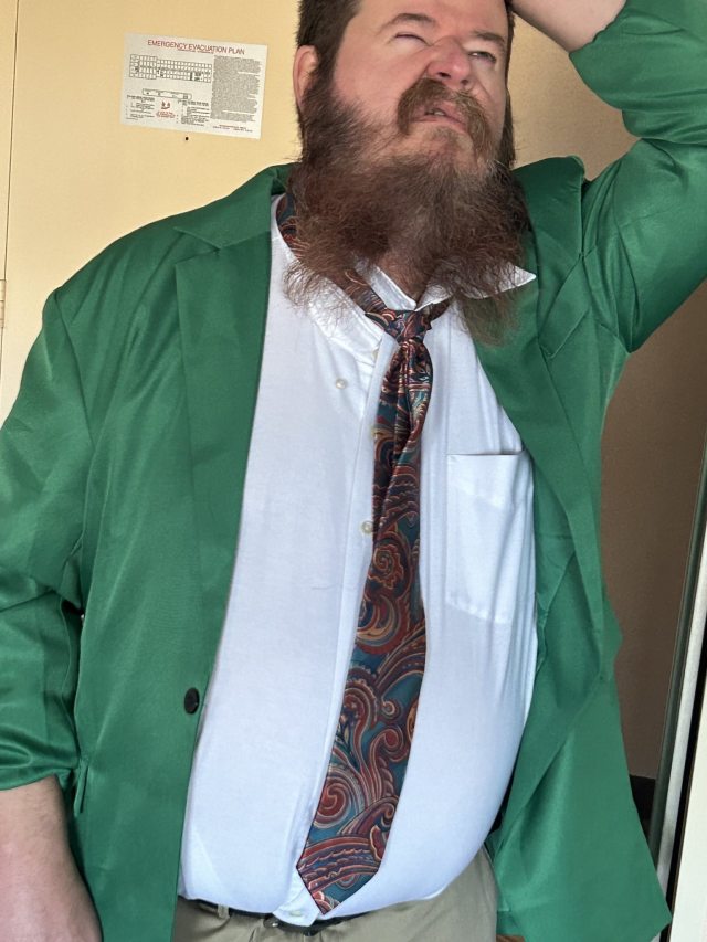 Disco Elysium cosplay.
Does this outfit make me look Harry?