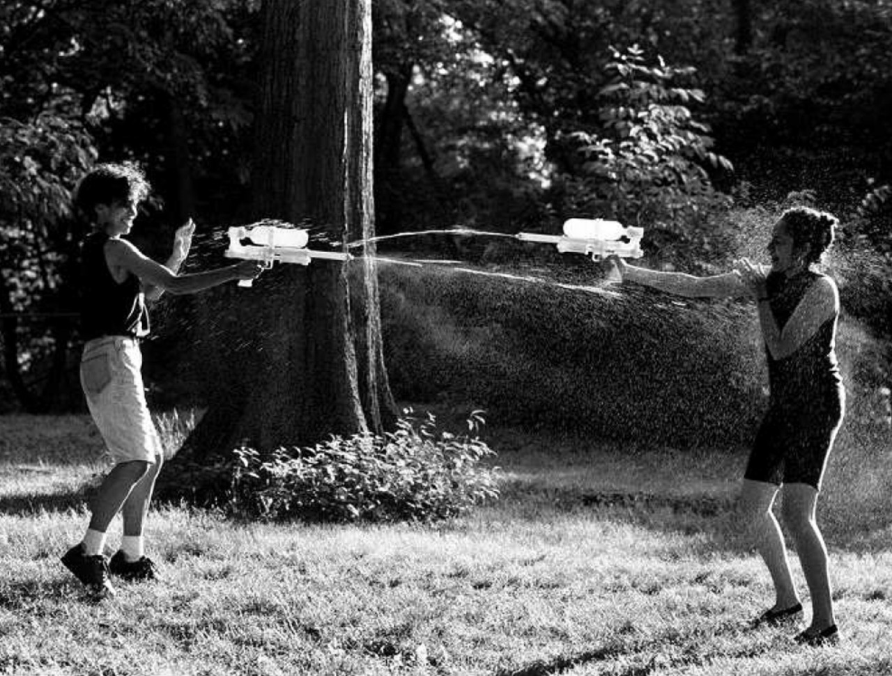 photos-de-france:  Sabine Weiss - Jeux d’eau, 1982.