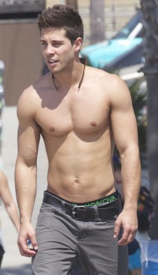 hotfamous-men:  Dean Geyer