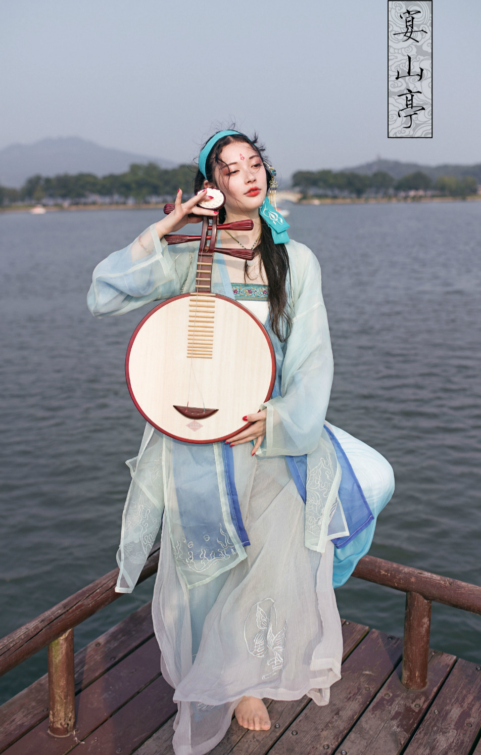 changan-moon:  Traditional Chinese hanfu | Tang dynasty fashion | Clothes by 宴山亭汉服. 