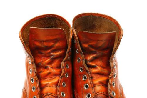 red-wing-shoes-taiwan:  Red Wing - 犬標復刻#9871 in Gold Russet “Sequoia” leather. 此雙犬標復刻為2011年秋冬於日本市場獨家上市，連同6吋方頭的9875以及Pecos 9866一起發售，也由於Red Wing台北旗艦店於2012年3月成立時，正式引進台灣。此鞋款特別之處在於全新考究的皮革色，以求忠實復刻Irish