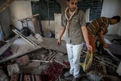 fotojournalismus:
“Day 23: Israel strikes on another UN school serving as a refugee shelter & crowded market in Shejaiya during ceasefire as Gaza death toll passes 1,350 | July 30, 2014
Faiza Al-Tanboura had not spoken for 21 days since a missile...