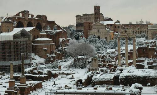 aquilasaurus:ancientromebuildings:hierarchical-aestheticism:Rome in the snowFantastic photoReminds m