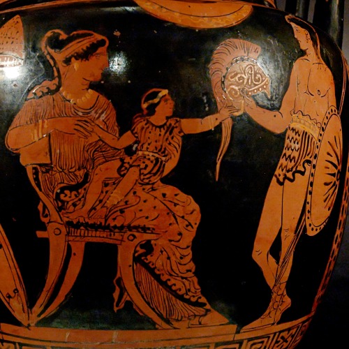 romegreeceart:Hector, Andromache and Astyanax. An apulian vase from 370-360 BC(Photo courtesy: Marie