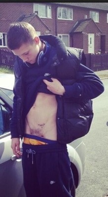 chav20ulad:  cute lad showing his V lines!