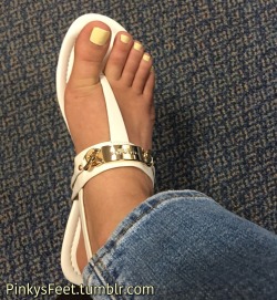 pinkysfeet: Sitting in the waiting room wiggling my toes.