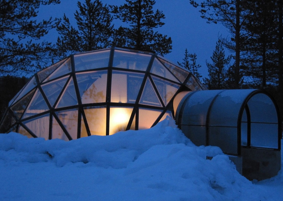 havana-banana:  schmove:   Vacation rentals for viewing The Northern Lights in Kakslauttanen,