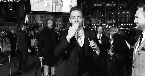 aerithmonkishu:  tomhazeldine:  Tom Hiddleston blowing you a kiss  Something that should not miss in a blog ^^ 