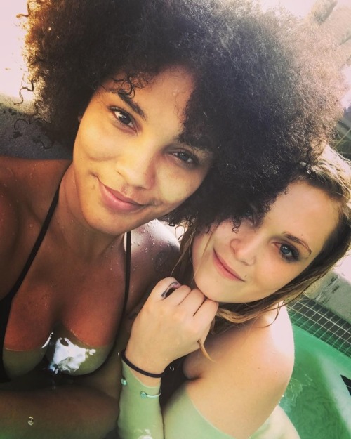 elizataylorsource:codiology: Summer pool times with my girl!!!