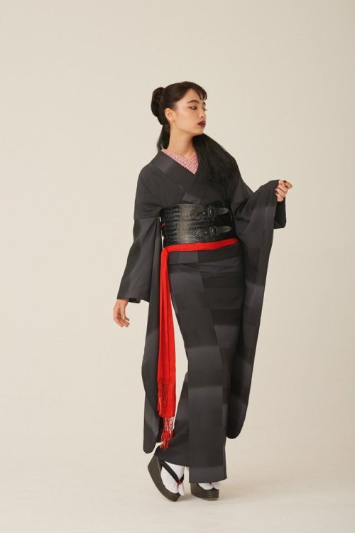 tanuki-kimono:Those black furisode are so COOL, I am in love with the lightning one (seen on)