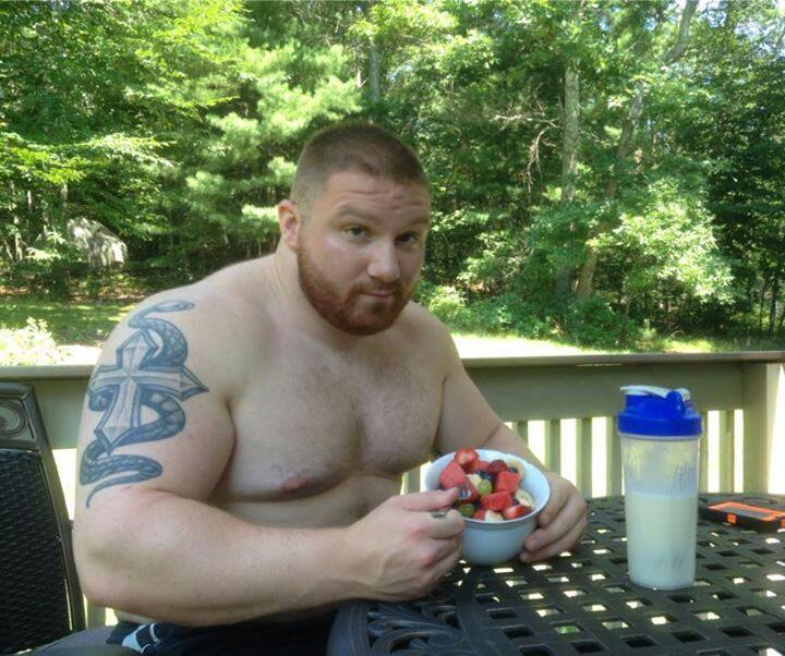 backtobeastmode:  I want!… that bowl of fruit…  My perfect man!!  Lol