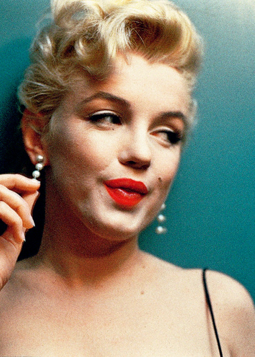 vintagegal:Marilyn Monroe photographed by Phil Stern, 1956