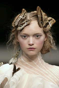 gemmawardfanclub:Gemma Ward at Alexander McQueen F/W 2006