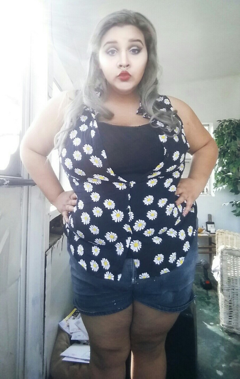 chubblebath:So beautiful outside today. Taking advantage.   Love to see lots more