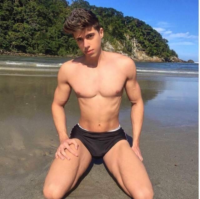 sfswimfan:This hot twink looks like he’s on vacation.Pretend I am too (and excuse
