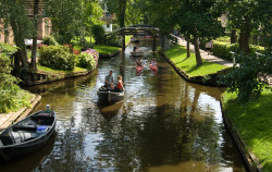 sixpenceee:The Dutch village of Giethoorn has no roads. Its buildings are connected entirely by canals, footbridges and trails.