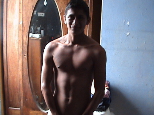 peruchosexyhot:  Ricardo. 24 años. Versátil de Lima 