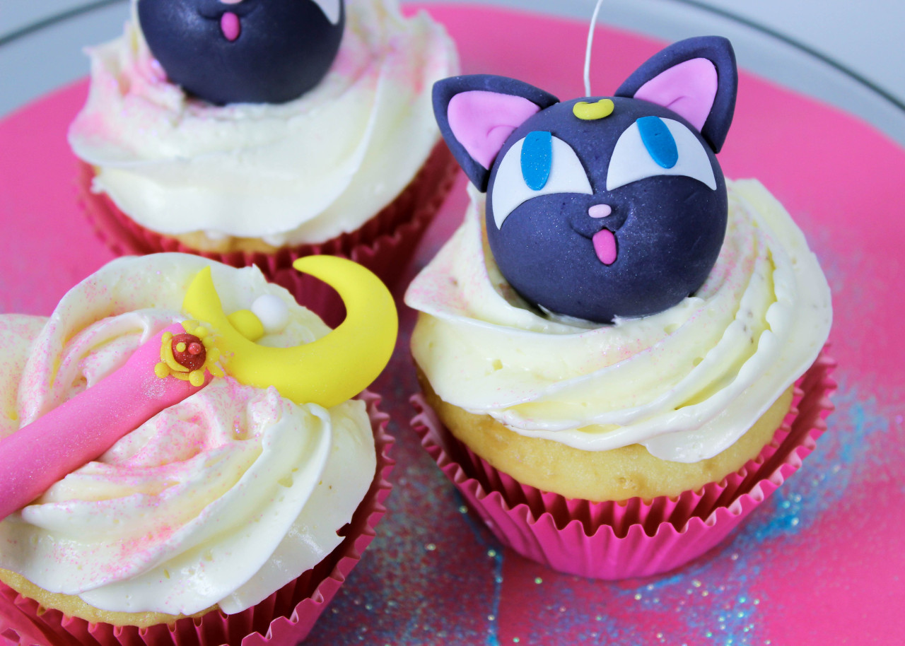 nerdachecakes:  Learn how to make these Magically cute Luna P Ball cupcakes (and