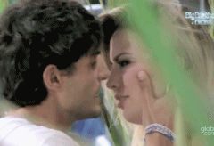 fyeahshippers:  Fernanda & André:”Ter, a um sonho de amor, o coração sujeito;  é o mesmo que cravar uma faca no peito.  Esta vida é um punhal com dois gumes fatais:  não amar é sofrer; amar é sofrer mais” - Menotti Del Picchia. 