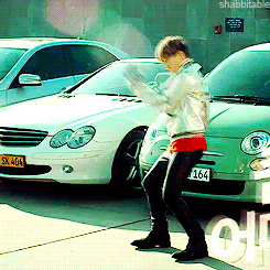 shabbitable:  When GD heard of security alarm, his body can’t help dancing like being in the club[x] 