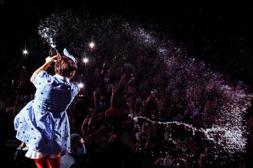 stylesnews:Harry splashing fans with water at Harryween, Night One, by Brooke.