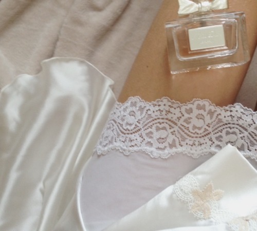 lesgardenias:*cancels plans and spends the day eating Godiva chocolate dipped strawberries*