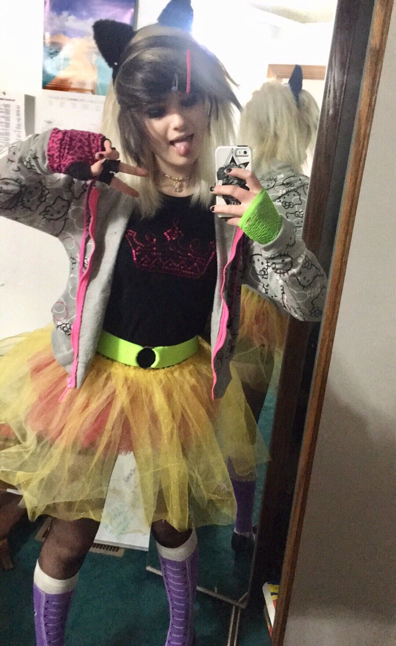 xxslitmywristzxx:  my friend @fairy-bite and i bein sc33n3 k1dz xD