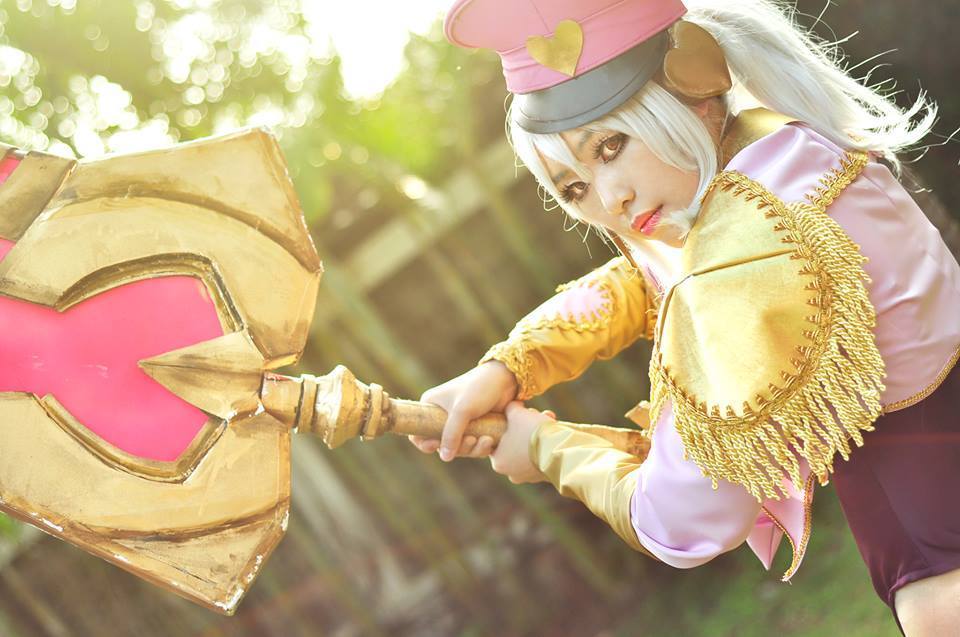 league-of-legends-sexy-girls:  Riven Cosplay 