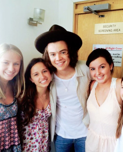 blamestyles:  @melaniawilkes: Just ran into @Harry_Styles at the airport. Super nice guy!  