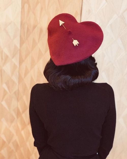 berlin1991:geripie:Dita Von Teese wearing a beret by Adele Mildredok this is cute