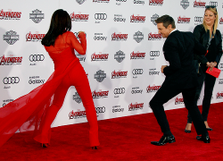 Celebritiesofcolor:  Ming-Na Wen And Jeremy Renner Play Fight On The Red Carpet Premiere