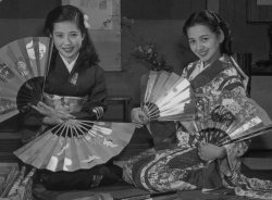 taishou-kun:  Wakayama Setsuko 若山セツ子 (1929-1985) &amp; Katsuragi Youko 桂木洋子 (1930-2007) in Heibon 平凡 magazine - November 1951 