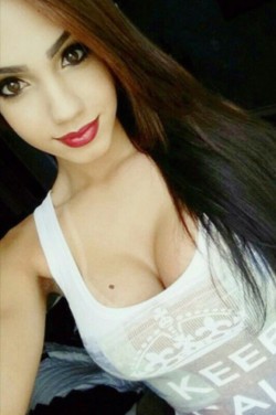 selfysgalore:Love the red lips