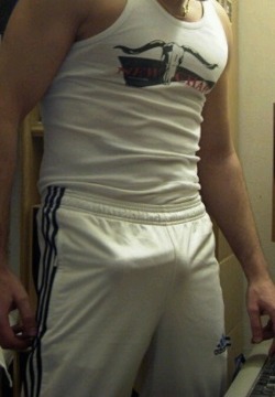 clothedpartiallyclothedmales:  bulge