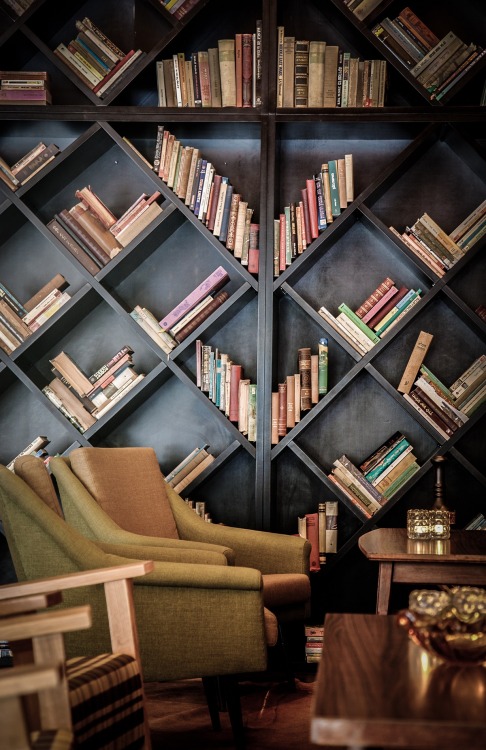 colettebleau:What an amazing spot! Those shelves!