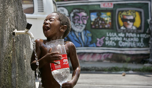 verifiedlegend:  Little boy washes himself in Brazillian Favela